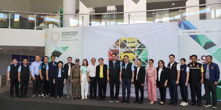 จันทบุรี/พาณิชย์เดินหน้ายกระดับตลาดพลอยจันทบุรี 'จตุพร' เผยเร่งหาตลาดใหม่ ตะวันออกกลางตอบโจทย์ 12 จันทบุรี/พาณิชย์เดินหน้ายกระดับตลาดพลอยจันทบุรี ‘จตุพร’ เผยเร่งหาตลาดใหม่ ตะวันออกกลางตอบโจทย์