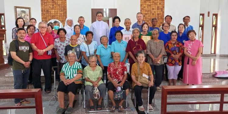 สิงห์บุรี / ทีมงานผู้ประสานงานผู้สูงอายุสังฆมณฑลนครสวรรค์ เยี่ยมชมรมผู้สูงอายุเครือข่ายสิงห์บุรี 12 สิงห์บุรี / ทีมงานผู้ประสานงานผู้สูงอายุสังฆมณฑลนครสวรรค์ เยี่ยมชมรมผู้สูงอายุเครือข่ายสิงห์บุรี