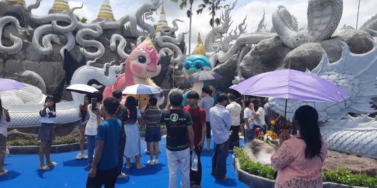 ปทุมธานี แห่ถ่ายรูปคู่พญานาคน้อยหลังได้ชื่อแล้วโดนใจ หนุ่มตามข่าวท้าวเวสฯได้โชค 5 ครั้งติดได้รับเป็นแสนๆ