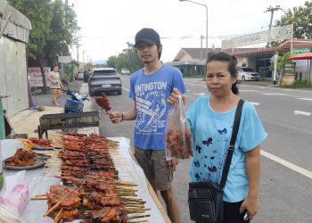 นครนายก – ไก่ย่างควันโขมง ขาย 2 ชั่วโมงหมด ลูกค้าต่อคิวซื้อเพียบ สร้างรายได้ให้ครอบครัว