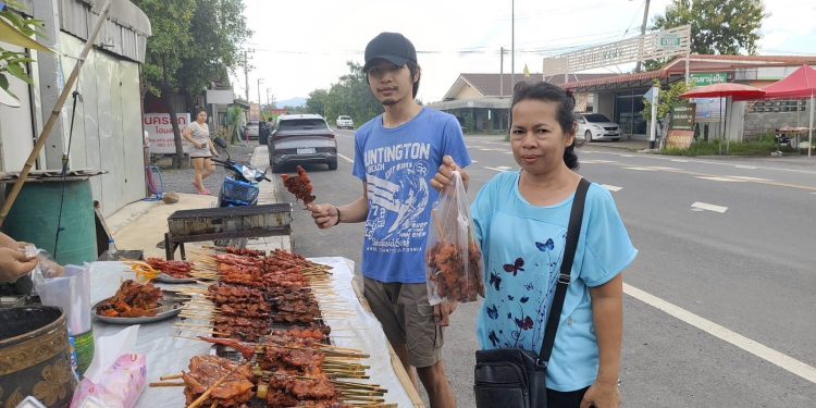 นครนายก - ไก่ย่างควันโขมง ขาย 2 ชั่วโมงหมด ลูกค้าต่อคิวซื้อเพียบ สร้างรายได้ให้ครอบครัว 12 นครนายก – ไก่ย่างควันโขมง ขาย 2 ชั่วโมงหมด ลูกค้าต่อคิวซื้อเพียบ สร้างรายได้ให้ครอบครัว
