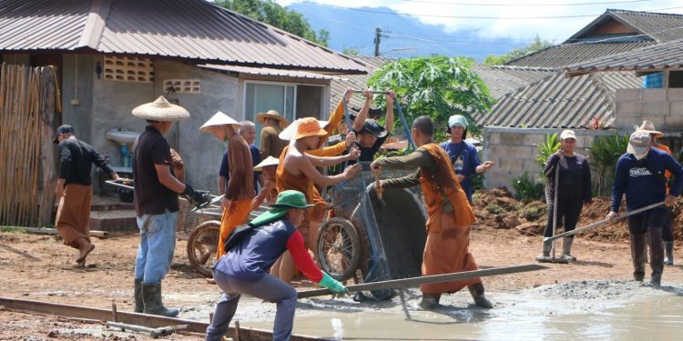 แม่ฮ่องสอน รวมพลังศรัทธาพัฒนาลานจอดรถสะพานซูตองเป้ หลังเจอทั้งฝุ่นและโคลนมานาน ความร่วมมือร่วมใจพัฒนาพื้นที่จอดรถสะพานซูตองเป้ ฝั่งหมู่บ้านกุงไม้สัก จ.แม่ฮ่องสอน