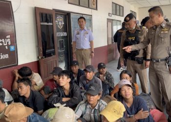 กาญจนบุรี – ไปไม่ถึงโดนรวบเสียก่อนต่างด้าวแห่เข้ามาทุกวัน! ทหาร ตำรวจ ปกครอง จับแรงงานเมียนมาหลบหนีเข้าเมือง 100 คน จ่ายนายหน้า 10,000-15,000 บาท หวังไปทำงานที่ กทม.และมาเลเซีย