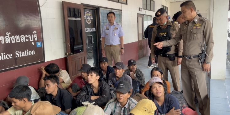 กาญจนบุรี - ไปไม่ถึงโดนรวบเสียก่อนต่างด้าวแห่เข้ามาทุกวัน! ทหาร ตำรวจ ปกครอง จับแรงงานเมียนมาหลบหนีเข้าเมือง 100 คน จ่ายนายหน้า 10,000-15,000 บาท หวังไปทำงานที่ กทม.และมาเลเซีย 12 กาญจนบุรี – ไปไม่ถึงโดนรวบเสียก่อนต่างด้าวแห่เข้ามาทุกวัน! ทหาร ตำรวจ ปกครอง จับแรงงานเมียนมาหลบหนีเข้าเมือง 100 คน จ่ายนายหน้า 10,000-15,000 บาท หวังไปทำงานที่ กทม.และมาเลเซีย