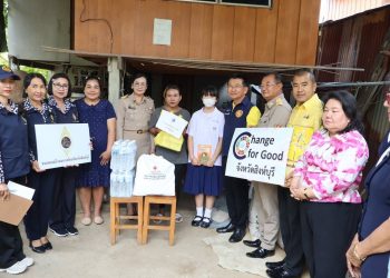 สิงห์บุรี – คณะกรรมการอุปการะเยาวชนลงพื้นที่ตรวจเยี่ยมและมอบสิ่งของให้เยาวชนผู้รับทุนมูลนิธิร่วมจิตต์น้อมเกล้าฯ