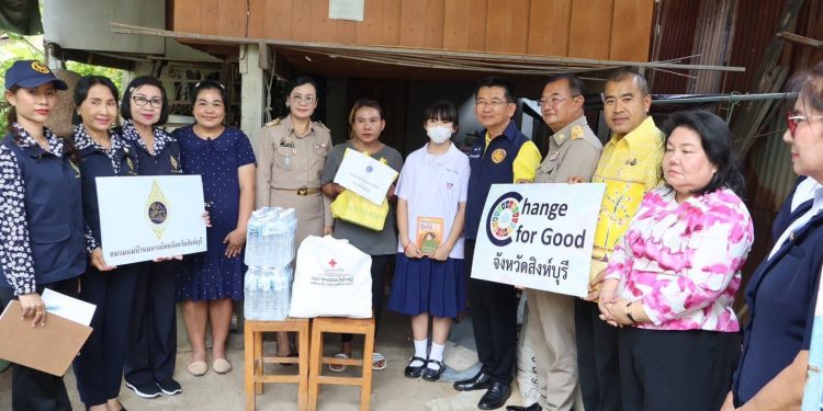 สิงห์บุรี – คณะกรรมการอุปการะเยาวชนลงพื้นที่ตรวจเยี่ยมและมอบสิ่งของให้เยาวชนผู้รับทุนมูลนิธิร่วมจิตต์น้อมเกล้าฯ