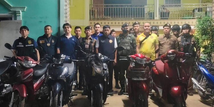 น้ำขึ้นลงไม่สน! แก๊งลักลอบส่งออก จยย.ชายแดนแม่สาย ยังแอบส่ง นายอำเภอแม่สายนำทีมสกัดได้ 10 คัน 12 น้ำขึ้นลงไม่สน! แก๊งลักลอบส่งออก จยย.ชายแดนแม่สาย ยังแอบส่ง นายอำเภอแม่สายนำทีมสกัดได้ 10 คัน