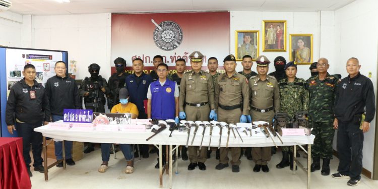 กาฬสินธุ์ตร.ร่วมปกครองท่าคันโททลายเครือข่ายยาบ้า อึ้งพบอาวุธปืนเพียบ 17 กระบอก 12 กาฬสินธุ์ตร.ร่วมปกครองท่าคันโททลายเครือข่ายยาบ้า อึ้งพบอาวุธปืนเพียบ 17 กระบอก