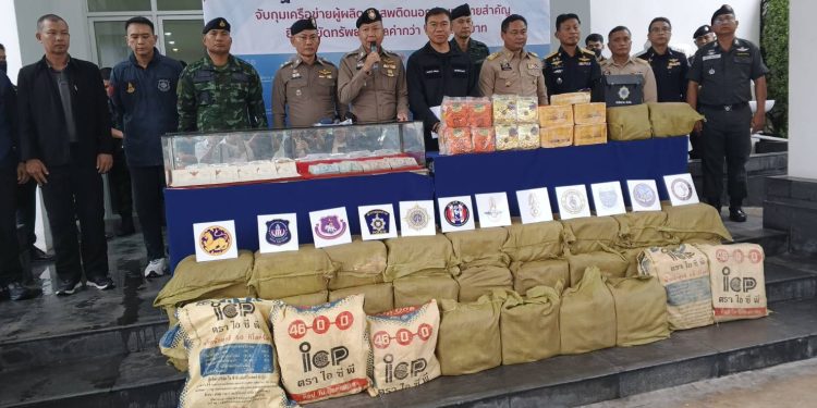 เลขา ป.ป ส. นำทีมแถลงผลปฏิญัติการ "ตัดไฟแต่ต้นลม ครั้งที่5" ยึดทรัพย์ 27 ล้าน เผยผู้ผลิตผู้ค้าหลบหนีไปเพื่อในบ้าน 240ราย บินถกจีน ล่าตัว "จะลอโบ-วีระ" ตามหมายจับมารับโทษ 12 เลขา ป.ป ส. นำทีมแถลงผลปฏิญัติการ “ตัดไฟแต่ต้นลม ครั้งที่5” ยึดทรัพย์ 27 ล้าน เผยผู้ผลิตผู้ค้าหลบหนีไปเพื่อในบ้าน 240ราย บินถกจีน ล่าตัว “จะลอโบ-วีระ” ตามหมายจับมารับโทษ