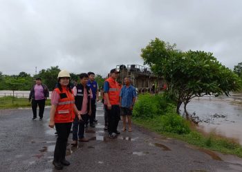 ชาวบ้าน ต.ช่อแฮ – ต.กาญจนา เก็บข้าวของหนีน้ำ หลัง “พายุใต้ฝุ่นคาจิกิ” ถล่ม ผู้ว่าแพร่ -ปภ.ลุยอำนวยความช่วยเหลือ