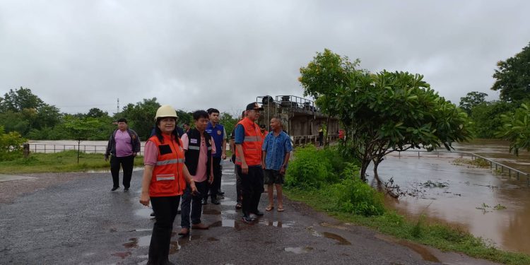 ชาวบ้าน ต.ช่อแฮ – ต.กาญจนา เก็บข้าวของหนีน้ำ หลัง “พายุใต้ฝุ่นคาจิกิ” ถล่ม ผู้ว่าแพร่ -ปภ.ลุยอำนวยความช่วยเหลือ