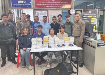 พังงา-ชุดสืบสวนตำรวจภูธรจังหวัดพังงา โชว์ผลงานขยายผลตามจับแก๊งขนยาเสพติดกว่า2แสนเม็ด ลงสู่ภาคใต้ได้ที่จังหวัดสุราษฎร์ธานี