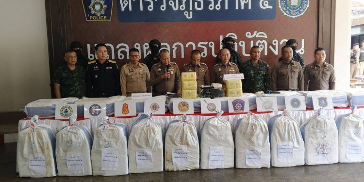 ภาค 5 แถลงจับยาบ้า 6 ล้านเม็ด เผยเป็นขบวนการว้าแดงพร้อมแก๊งค์คอล จับชาวจีน 2ราย พร้อมเงินสด 1.5 ล้าน 12 ภาค 5 แถลงจับยาบ้า 6 ล้านเม็ด เผยเป็นขบวนการว้าแดงพร้อมแก๊งค์คอล จับชาวจีน 2ราย พร้อมเงินสด 1.5 ล้าน