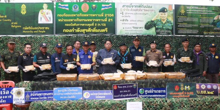 ผู้ว่าฯหนองคาย สั่งคุมเข้มชายแดนป้องกันและปราบปรามการลักลอบนำเข้ายาเสพติด Seal Stop Safeตามนโยบายรัฐบาล รวบหนุ่มชาวโพนพิสัย ได้พร้อมยาบ้ากว่า 620,000 เม็ด เพื่อนร่วมแก๊ง 2 คน อาศัยความมืดวิ่งหลบหนีไปได้