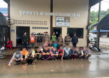 กาญจนบุรี – เข้าเกือบทุกวันภายใน 27 วัน เจ้าหน้าที่ฝ่ายความมั่นคง ปกครอง ตำรวจ จับกุมแรงงานต่างด้าวลักลอบเข้าเมือง 7 ครั้ง จำนวน 222 ราย แนวโน้มเพิ่มขึ้นต่อเนื่อง คาดผลจากสถานการณ์การสู้รบและสภาพเศรษฐกิจในประเทศเมียนมา