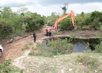 กาญจนบุรี – ไม่ทอดทิ้งประชาชน ไม่สร้างปัญหาเดือดร้อนแก่ชาวบ้าน!! นายกหญิงแกร่ง อบต.แก่งเสี้ยน หลังเจอพายุคาจิกิ ถล่มน้ำจากกองขยะทลักล้น เร่งนำแบ็กโฮ เข้าไปทำแนวป้องกันน้ำไหลลงไปสู่ชั้นล่าง