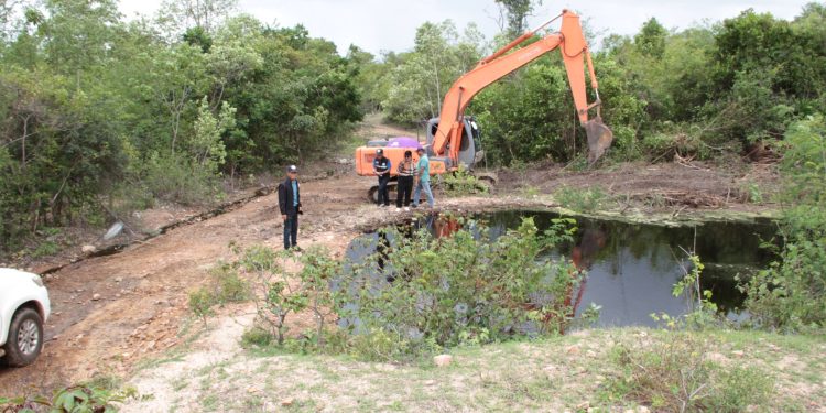 กาญจนบุรี – ไม่ทอดทิ้งประชาชน ไม่สร้างปัญหาเดือดร้อนแก่ชาวบ้าน!! นายกหญิงแกร่ง อบต.แก่งเสี้ยน หลังเจอพายุคาจิกิ ถล่มน้ำจากกองขยะทลักล้น เร่งนำแบ็กโฮ เข้าไปทำแนวป้องกันน้ำไหลลงไปสู่ชั้นล่าง