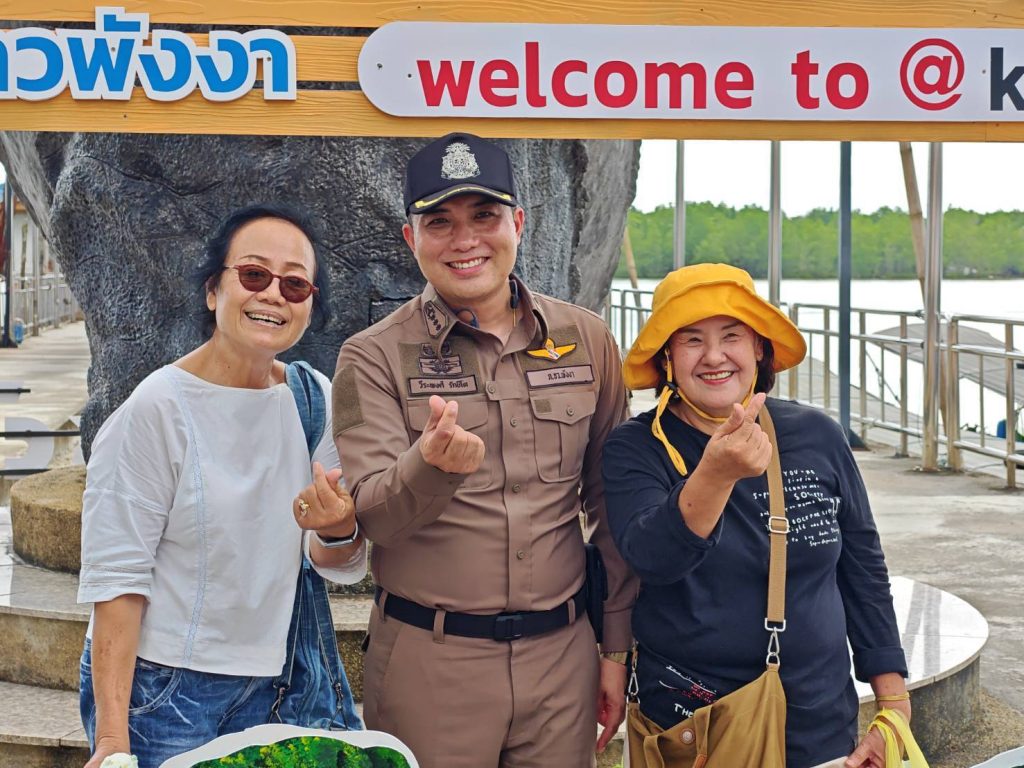 พังงา-ตำรวจเมืองพังงาลงเรือออกตรวจเยี่ยมพบปะประชาชนและนักท่องเที่ยวบนเกาะปันหยี 13 Talknews Online