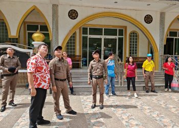 พังงา-ตำรวจเมืองพังงาลงเรือออกตรวจเยี่ยมพบปะประชาชนและนักท่องเที่ยวบนเกาะปันหยี