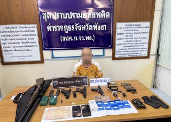 พังงา – ตำรวจจับหนุ่มอส.สำรอง หลังวางแผนล่อซื้อยาบ้า4000 เม็ด กลางถนนเพชรเกษมที่เขาหลัก พบครอบครองอาวุธปืนเพียบ