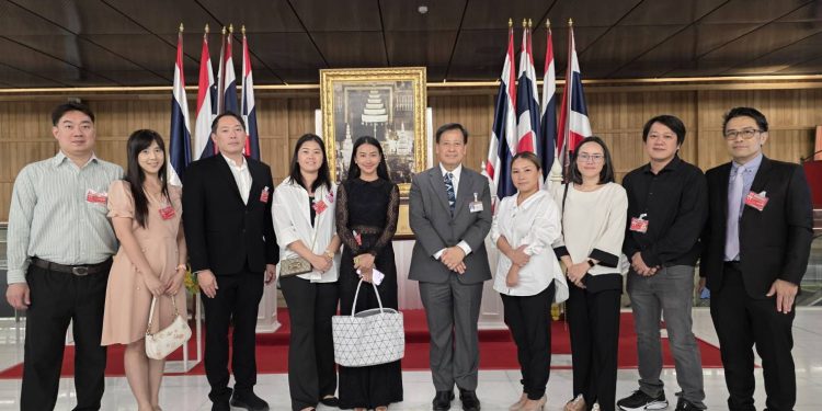 สกลนคร สาวเอาจริงรวมผู้เสียหายร้อง ปธ.กมธ.การคลังหลังถูกบริษัท ประกันเท