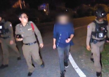 แท็กซี่สุดระทึก! ถูก 2 คนร้ายวางแผนปล้นกลางทาง ถีบคนขับทิ้งข้างถนนก่อนขับรถหนีหายพร้อมมือถือ