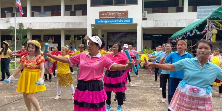 “พ.ต.ท.ธงชัย เนื่องพืช” ทต.บ้านถิ่นฯ ร่วมพิธีเปิด โครงการส่งเสริมการออกกำลังกายสำหรับผู้สูงอายุฯ