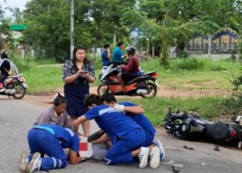 ชัยภูมิเปิดคลิปวงจรปิดจับภาพนาทีรถจยย.มาทางตรงพุ่งชนกับจยย.พ่วงข้างอย่างจังตาวัย 72 ปีกำลังจะขับรถจยย.พ่วงข้างข้ามถนนเสียชีวิตขณะส่ง รพ.ค้นในตัวพบลอตเตอรี่ตรงกับอายุของผู้เสียชีวิตญาติเผยตาไม่เคยซื้อลอตเตอรี่คาดให้โชคไว้ก่อนเสียชีวิต