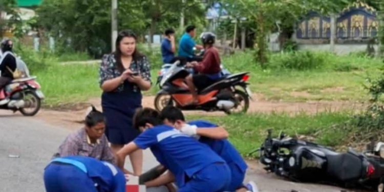 ชัยภูมิเปิดคลิปวงจรปิดจับภาพนาทีรถจยย.มาทางตรงพุ่งชนกับจยย.พ่วงข้างอย่างจังตาวัย 72 ปีกำลังจะขับรถจยย.พ่วงข้างข้ามถนนเสียชีวิตขณะส่ง รพ.ค้นในตัวพบลอตเตอรี่ตรงกับอายุของผู้เสียชีวิตญาติเผยตาไม่เคยซื้อลอตเตอรี่คาดให้โชคไว้ก่อนเสียชีวิต