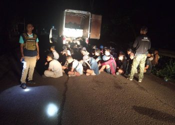 กาญจนบุรี – มาตามนัดอีกแล้วกระบะตอนเดียวซุกต่างด้าว!! อัดแน่นเป็นปลากระป๋อง เจอ จนท.ซิ่งหลบหนี สุดท้ายจนมุมในซอยเปลี่ยว คนขับอาศัยความมืดเผ่นหนีเข้าป่า โชคดีหลังคามีที่ระบายอากาศ สารภาพไปทำงาน ชลบุรี จ่ายค่าหัว 40,000-50,000 บาท