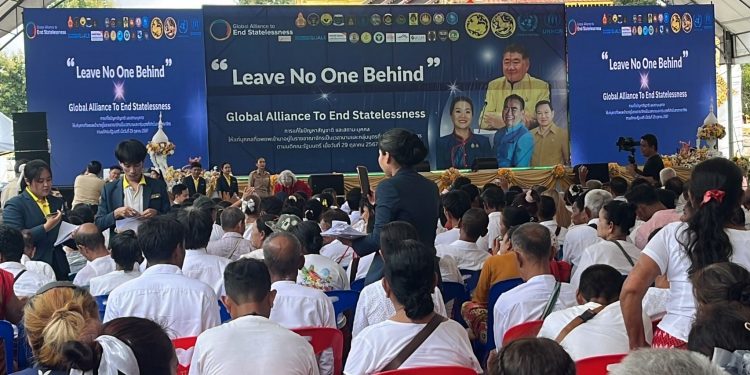 กาญจนบุรี – ชาวบ้านสุดปลื้ม ธีรรัตน์ สำเร็จวาณิชย์ รก.รมช.มหาดไทย ประเดิม มอบบัตร ปชช.ตามมติ ครม.29 ต.ค.2567 หวังทุกคนเป็นส่วนหนึ่งในการพัฒนาประเทศไทย ให้มีความเจริญก้าวหน้าในอนาคต