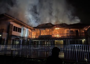 พังงา-ด่วน เกิดเหตุเพลิงไหม้บ้านแพทย์ผิวหนังชื่อดังวอดทั้งหลังในอำเภอเมืองพังงา 3 นายก 1รองผู้ว่าร่วมบัญชาการเหตุการณ์ช่วยดับเพลิง