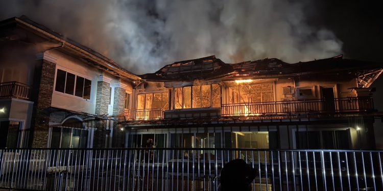 พังงา-ด่วน เกิดเหตุเพลิงไหม้บ้านแพทย์ผิวหนังชื่อดังวอดทั้งหลังในอำเภอเมืองพังงา 3 นายก 1รองผู้ว่าร่วมบัญชาการเหตุการณ์ช่วยดับเพลิง