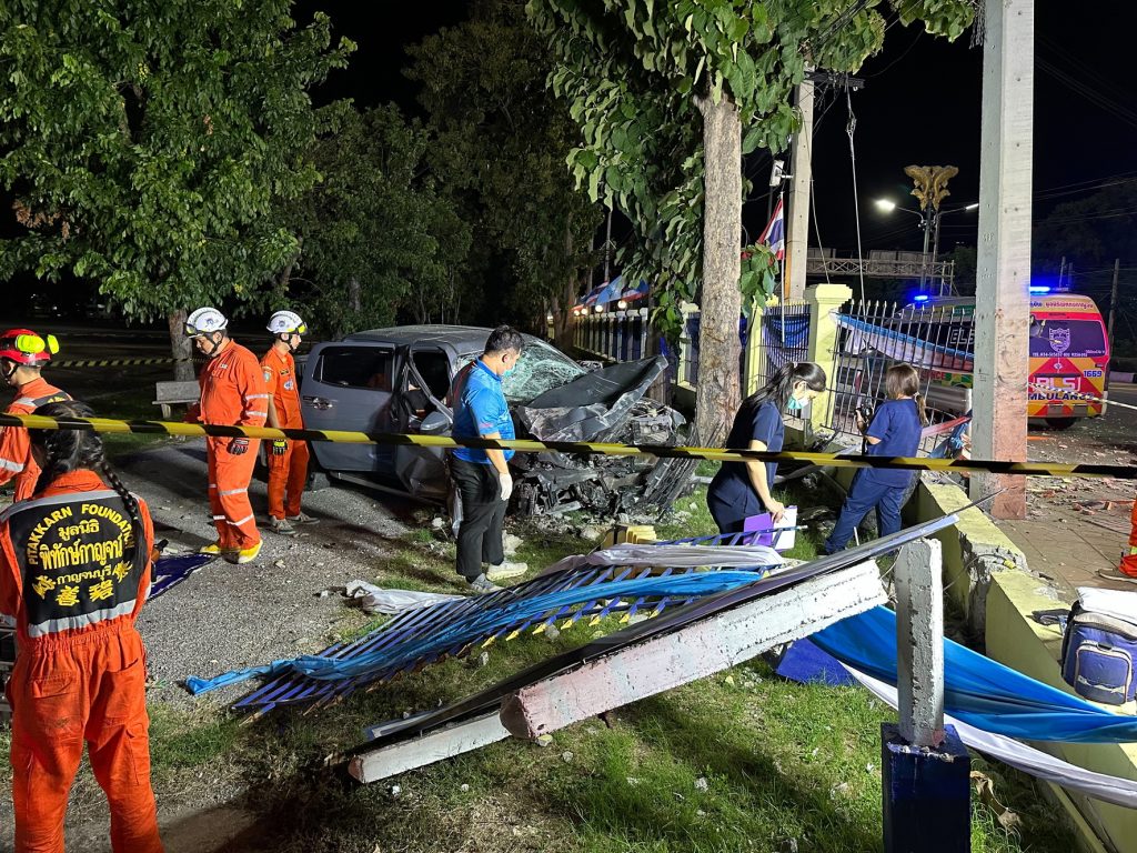 กาญจนบุรี - บอดี้การ์ดร้านอาหารดังวัย 29 ปี ซิ่งกระบะเฉี่ยวชนวงเวียนกลางถนนก่อนพุ่งชนทะลุกำแพงศาลากลาง ดับคาซาก คาดขับมาด้วยความเร็ว 13 Talknews Online