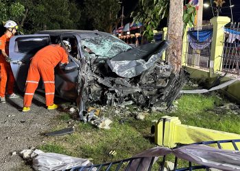 กาญจนบุรี – บอดี้การ์ดร้านอาหารดังวัย 29 ปี ซิ่งกระบะเฉี่ยวชนวงเวียนกลางถนนก่อนพุ่งชนทะลุกำแพงศาลากลาง ดับคาซาก คาดขับมาด้วยความเร็ว