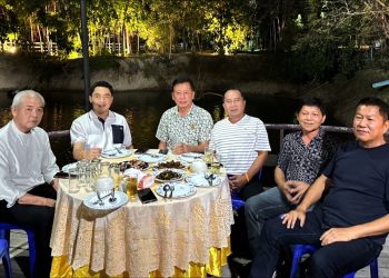 กาญจนบุรี – สส.กุ๊ก พรรคภูมิใจไทย จ.กาญจน์ เขต 3 ร่วมรับประทานอาหาร พร้อมโพสต์ให้กำลังใจ สส.ศักดิ์ดา วิเชียรศิลป์ หลังสนับสนุนอนุทิน ขึ้นเป็นนายก