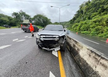 อีกแล้ว !!! รถยนต์กระบะเสียหลัก ชนแบริเออร์ ทางเข้าบ้านเขาพลึง ต.ห้วยไร่ อ.เด่นชัยฯ