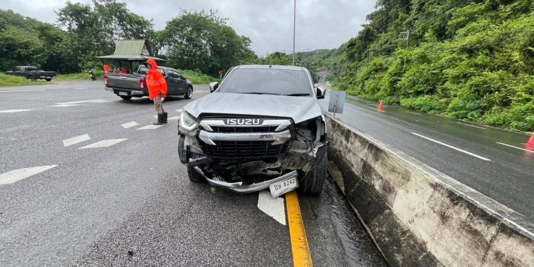 อีกแล้ว !!! รถยนต์กระบะเสียหลัก ชนแบริเออร์ ทางเข้าบ้านเขาพลึง ต.ห้วยไร่ อ.เด่นชัยฯ