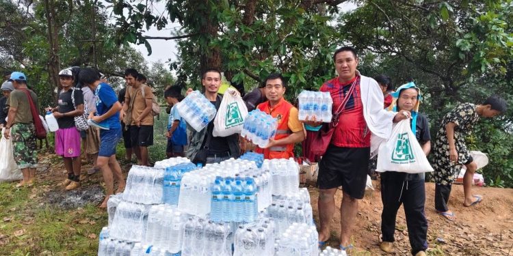 อีกหลายพื้นที่ของจังหวัดแม่ฮ่องสอนยังไม่สามารถเดินทางเข้าออกได้และมีแนวโน้มระดับน้ำเพิ่มขึ้นอีกหลายพื้นที่