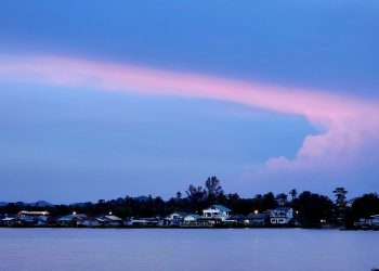 จ.ตราด ชาวตราดแห่เที่ยว “ปลายสะพานแหลมงอบ” ชมแสงสุดท้าย หลังสถานการณ์ชายแดนกลับสู่ปกติ