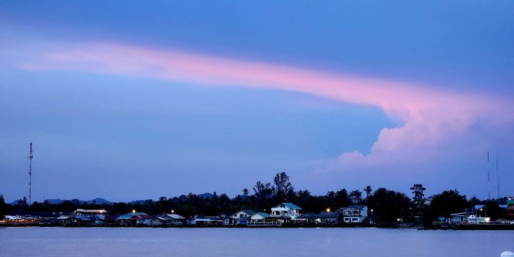 จ.ตราด ชาวตราดแห่เที่ยว “ปลายสะพานแหลมงอบ” ชมแสงสุดท้าย หลังสถานการณ์ชายแดนกลับสู่ปกติ