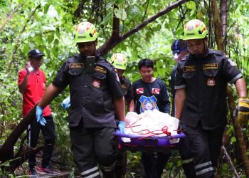 สุดเศร้า !!! คุณครูเพชรบูรณ์ รถจอดเสียริมถนน เดินข้ามฝั่งถนน หาคลื่นโทรศัพท์ ถูกรถตู้เฉียวชนกระเด็นตกเหว