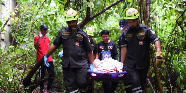 สุดเศร้า !!! คุณครูเพชรบูรณ์ รถจอดเสียริมถนน เดินข้ามฝั่งถนน หาคลื่นโทรศัพท์ ถูกรถตู้เฉียวชนกระเด็นตกเหว