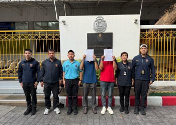 อย่าหาทำ! ตม.ตาไว รวบสองผู้ต้องหาจีน ปลอมรอยตราประทับวีซ่าตบตาเจ้าหน้าที่ หวังขอต่อวีซ่าระยะยาว