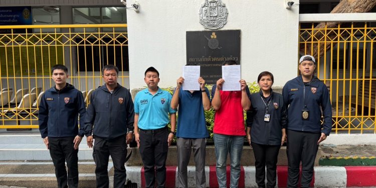 อย่าหาทำ! ตม.ตาไว รวบสองผู้ต้องหาจีน ปลอมรอยตราประทับวีซ่าตบตาเจ้าหน้าที่ หวังขอต่อวีซ่าระยะยาว