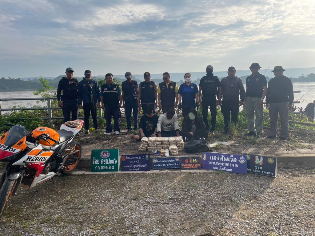 กกล.สุรศักดิ์มนตรี โดย ร้อย.ฉก.ทพ.2110 ฉก.ทพ.21 บูรณาการร่วมกับหน่วยงานความมั่นคงในพื้นที่ “Seal Stop Safe” ตามนโยบายรัฐบาล รวบ 3 หนุ่มสาว ไทย-ลาว ขบวนการค้ายาเสพติดข้ามชาติ พร้อมยาบ้า 193,000 เม็ด ลักลอบนำเข้าจากประเทศเพื่อนบ้าน 13 Talknews Online