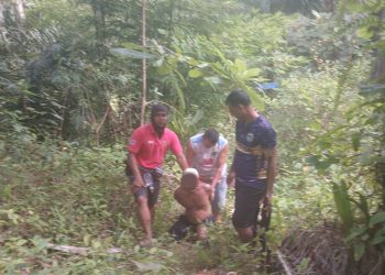 พังงา-2ผู้ใหญ่บ้านบุกจับคนร้ายลักลอบขโมยตัดผลปาล์มน้ำมันของเกษตรกรในหมู่บ้าน ส่งตำรวจดำเนินคดี