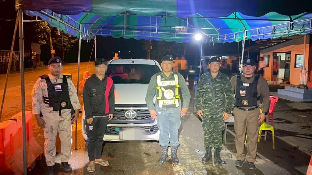 กาญจนบุรี – จับรายวันรวบบุหรี่เถื่อนคาด่านน้ำเกริ๊ก! … ทหาร ฉก.ลาดหญ้า กกล.สุรสีห์ สกัดจับหนุ่มขนบุหรี่เถื่อนแน่นท้ายกระบะ มูลค่าเปรียบเทียบปรับเกือบ 10 ล้านบาท 13 Talknews Online