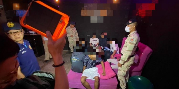 กาญจนบุรี – ผวจ.กาญจน์ ร่วม ผบก.กาญจน์ ผกก.สภ.เมือง บุกตรวจสถานบันเทิงเถื่อน พบกลุ่มวัยรุ่นชายหญิงอายุไม่ถึง 20 ปี เข้าใช้บริการ 19 ราย 1 ในนั้นเป็นเด็กชาย อายุแค่ 14 ขวบ แถมทั้งพกทั้งเสพยาเค