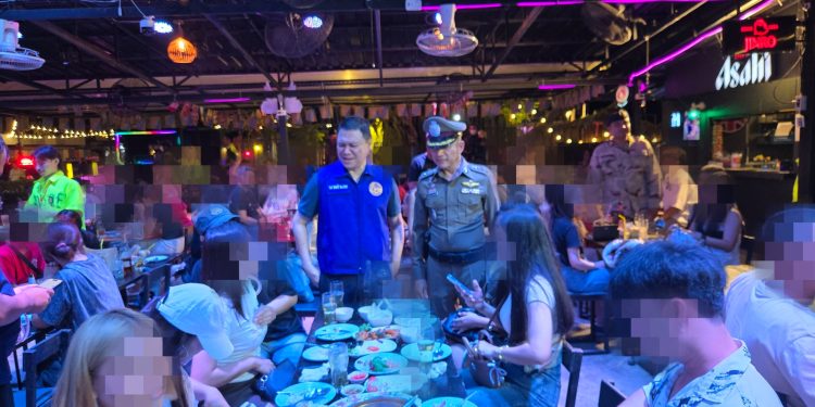 ตำรวจบางพลี สนธิกำลังฝ่ายปกครอง บุกตรวจเข้มสถานบันเทิงย่านบางพลี สกัดยาเสพติดและอาชญากรรม